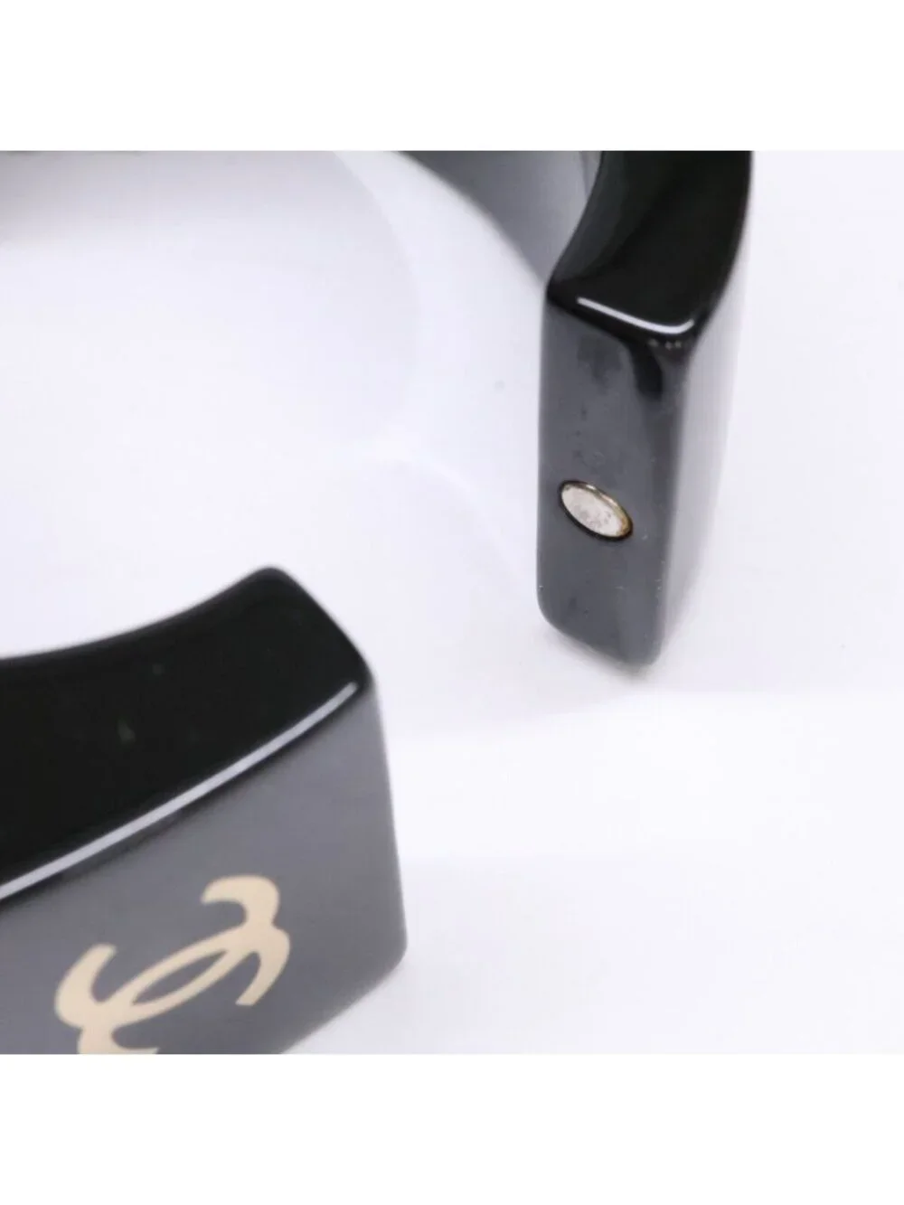 Chanel 09c Resin Hingerd CC Logo Bracelet